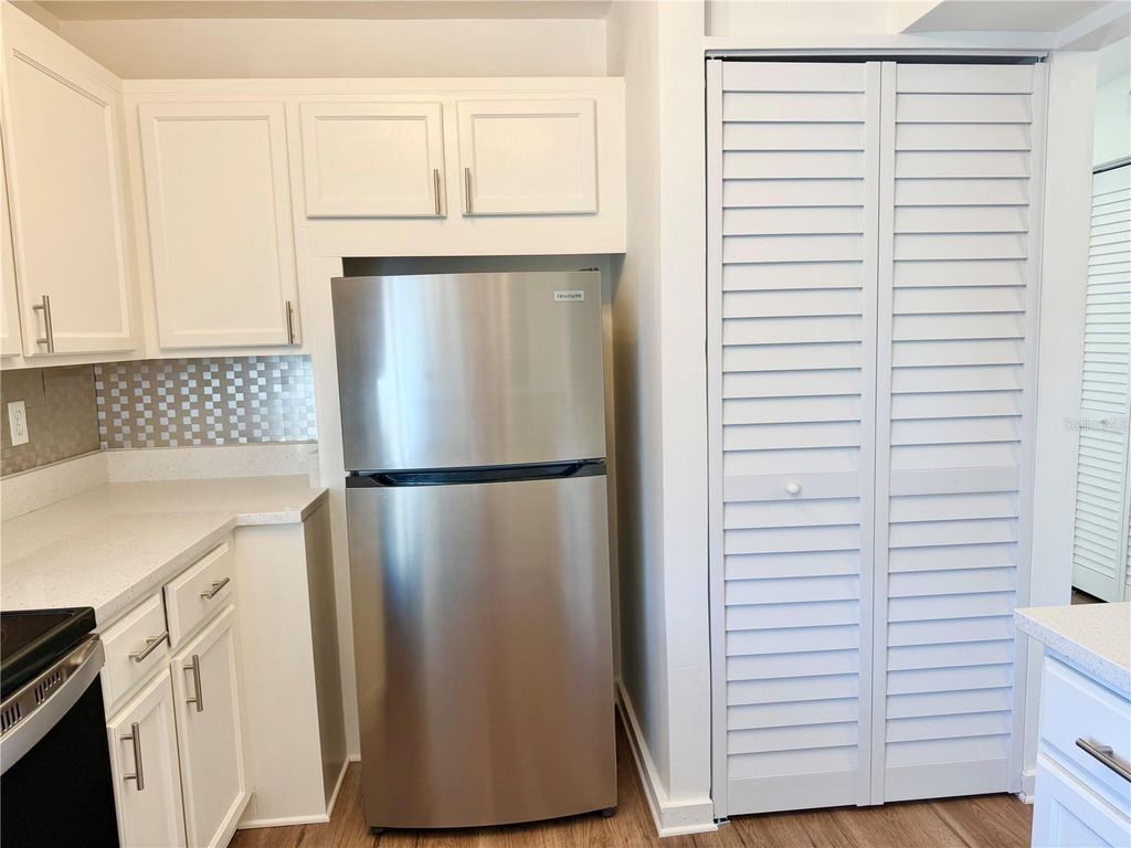 Image 15 of property listing at 994 N BENEVA ROAD T2, Sarasota, FL 34232