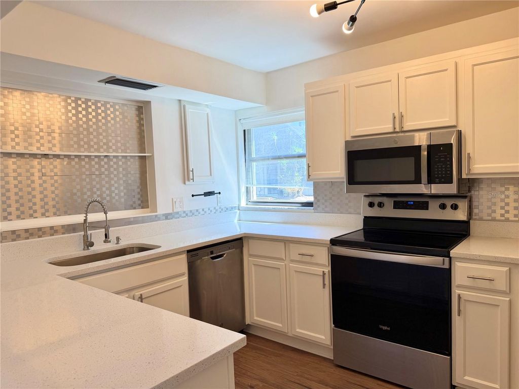 Image 9 of property listing at 994 N BENEVA ROAD T2, Sarasota, FL 34232