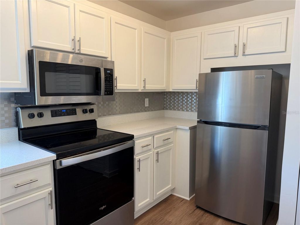 Image 10 of property listing at 994 N BENEVA ROAD T2, Sarasota, FL 34232