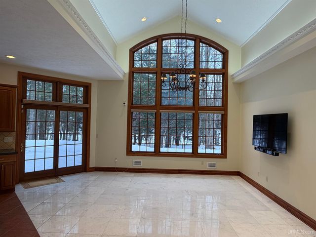 1050 Vistanna Drive, Marquette, MI 49855