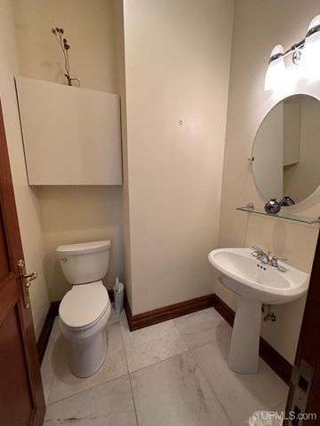 1050 Vistanna Drive, Marquette, MI 49855