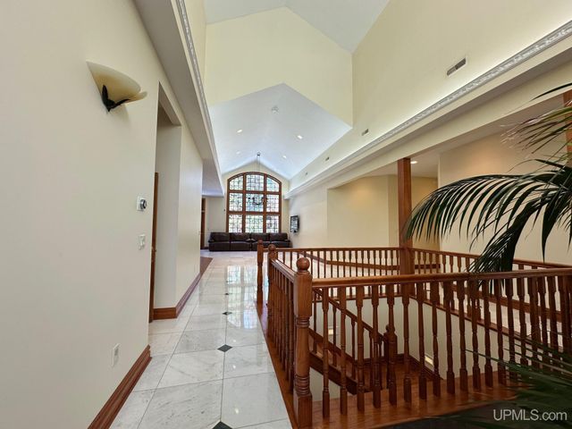 1050 Vistanna Drive, Marquette, MI 49855