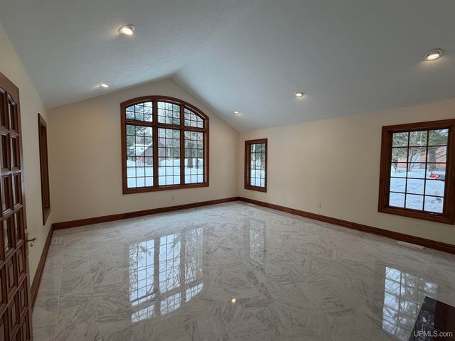 1050 Vistanna Drive, Marquette, MI 49855