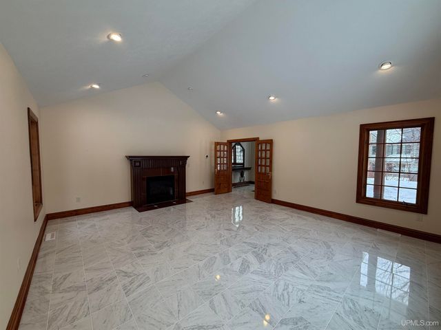 1050 Vistanna Drive, Marquette, MI 49855