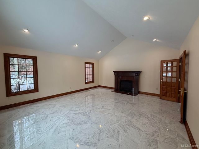 1050 Vistanna Drive, Marquette, MI 49855