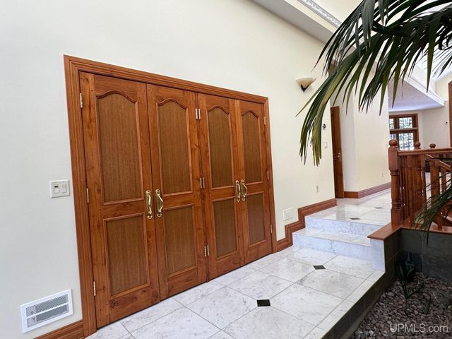 1050 Vistanna Drive, Marquette, MI 49855