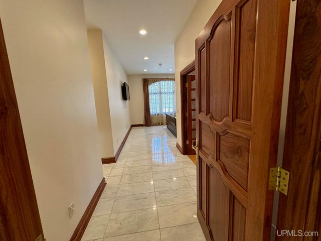 1050 Vistanna Drive, Marquette, MI 49855