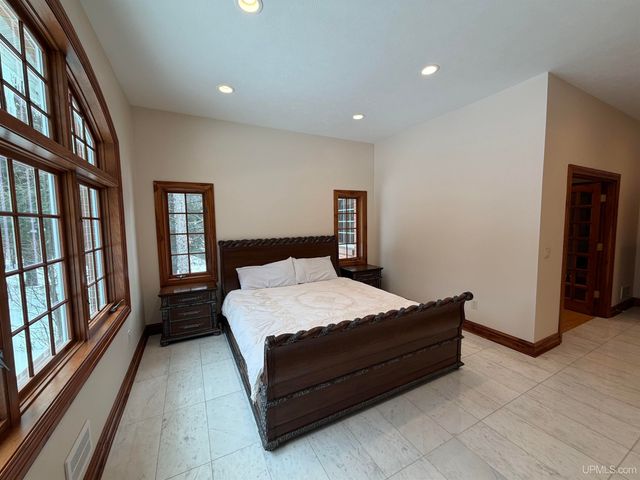 1050 Vistanna Drive, Marquette, MI 49855