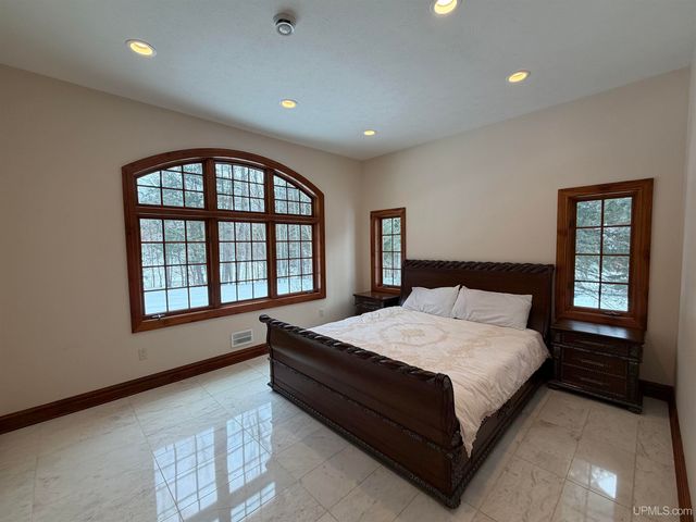 1050 Vistanna Drive, Marquette, MI 49855