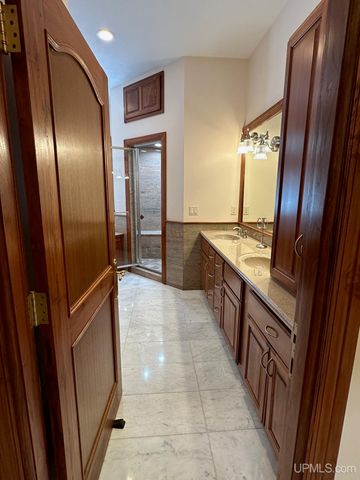 1050 Vistanna Drive, Marquette, MI 49855