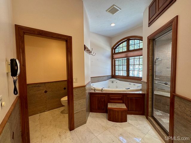 1050 Vistanna Drive, Marquette, MI 49855