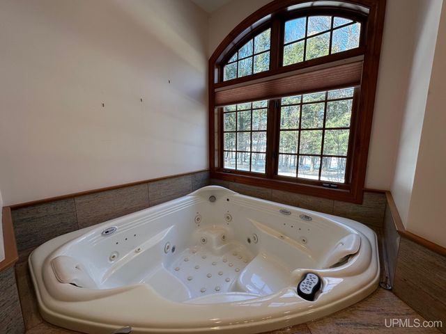 1050 Vistanna Drive, Marquette, MI 49855