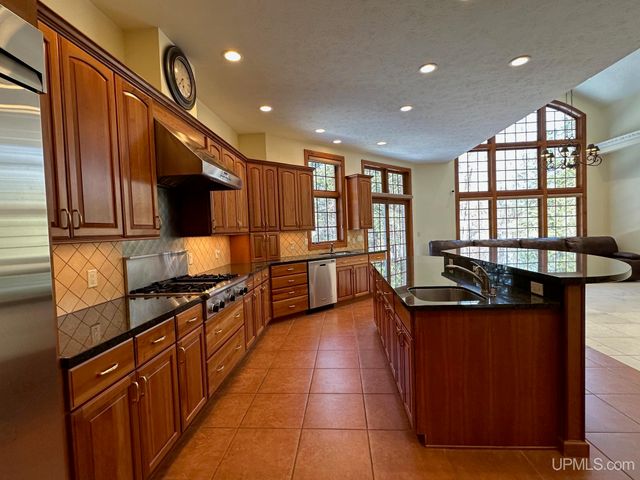 1050 Vistanna Drive, Marquette, MI 49855