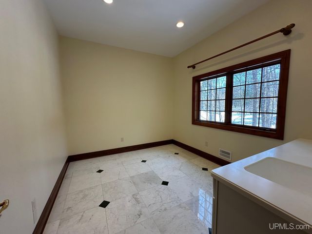 1050 Vistanna Drive, Marquette, MI 49855