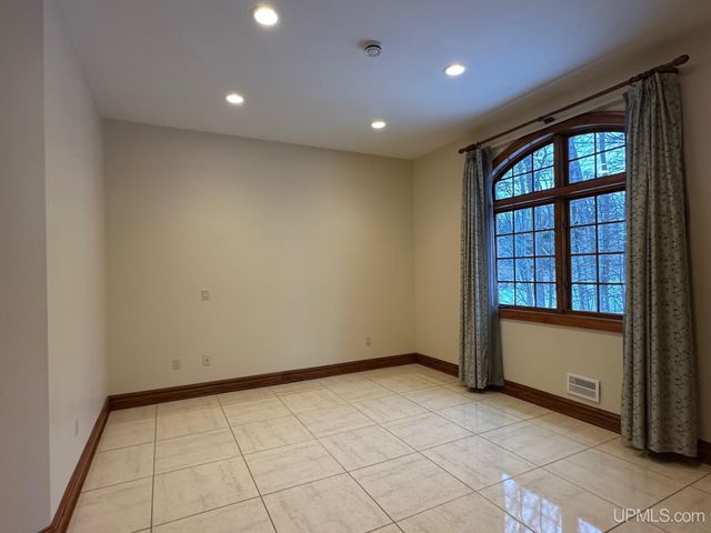 1050 Vistanna Drive, Marquette, MI 49855