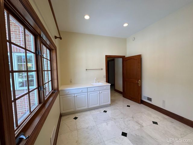 1050 Vistanna Drive, Marquette, MI 49855