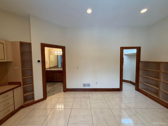 1050 Vistanna Drive, Marquette, MI 49855