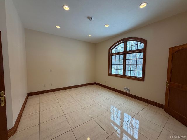 1050 Vistanna Drive, Marquette, MI 49855