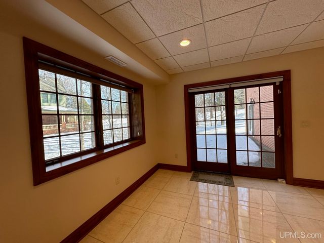 1050 Vistanna Drive, Marquette, MI 49855