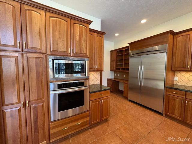 1050 Vistanna Drive, Marquette, MI 49855