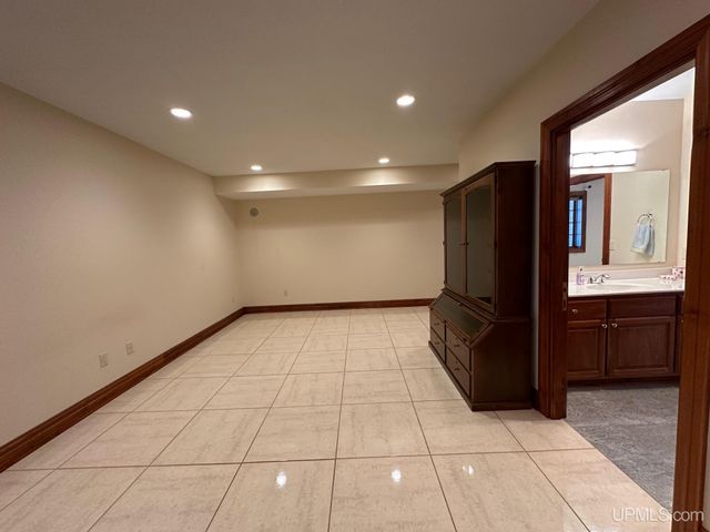 1050 Vistanna Drive, Marquette, MI 49855