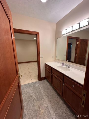 1050 Vistanna Drive, Marquette, MI 49855