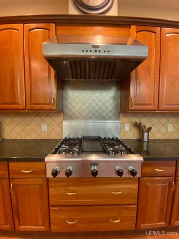 1050 Vistanna Drive, Marquette, MI 49855