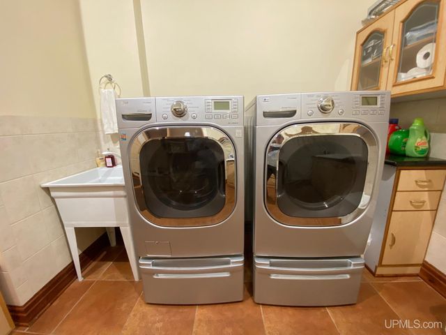 1050 Vistanna Drive, Marquette, MI 49855