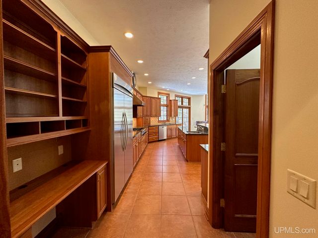 1050 Vistanna Drive, Marquette, MI 49855