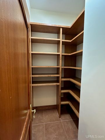 1050 Vistanna Drive, Marquette, MI 49855