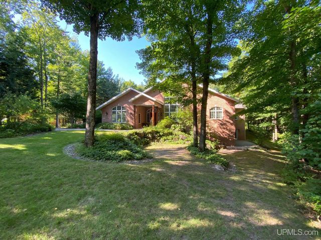 1050 Vistanna Drive, Marquette, MI 49855