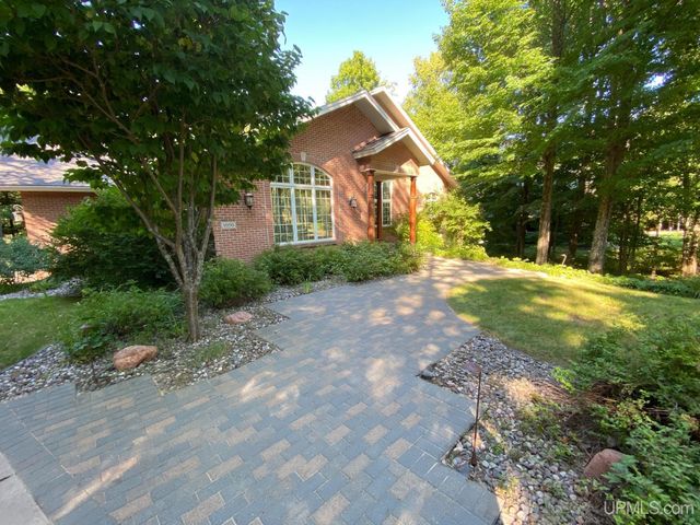 1050 Vistanna Drive, Marquette, MI 49855