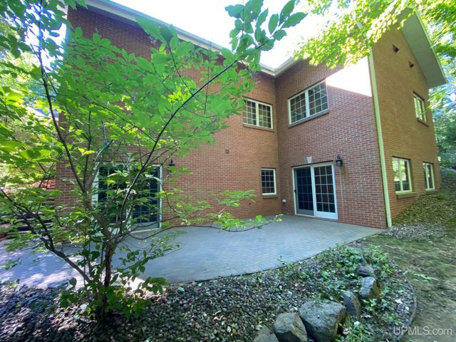 1050 Vistanna Drive, Marquette, MI 49855