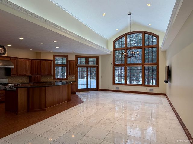 1050 Vistanna Drive, Marquette, MI 49855