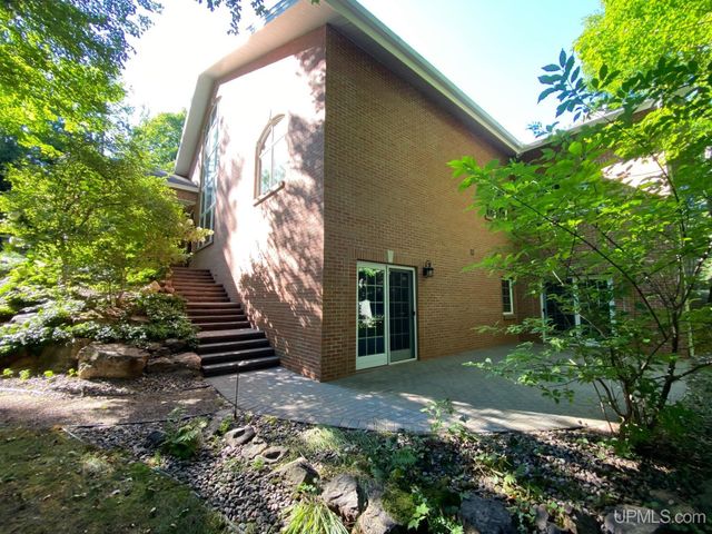 1050 Vistanna Drive, Marquette, MI 49855