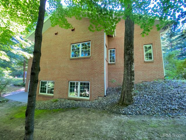 1050 Vistanna Drive, Marquette, MI 49855