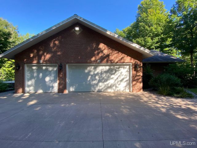 1050 Vistanna Drive, Marquette, MI 49855