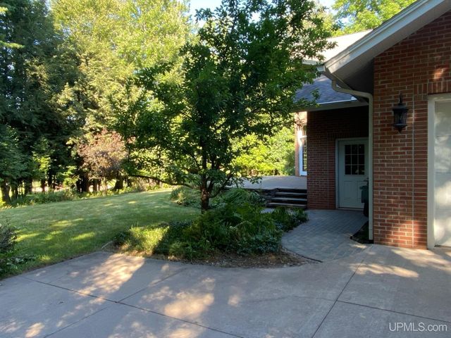 1050 Vistanna Drive, Marquette, MI 49855