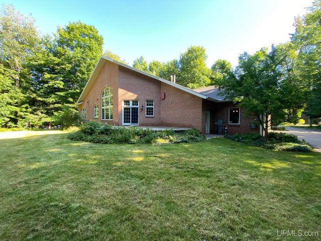 1050 Vistanna Drive, Marquette, MI 49855