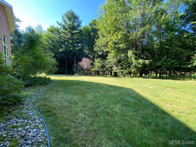 1050 Vistanna Drive, Marquette, MI 49855