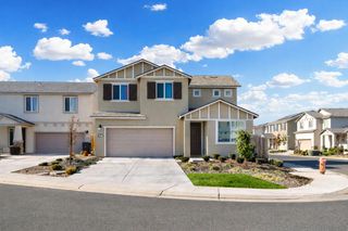 2207 S Crumal Street, Visalia, CA 93292