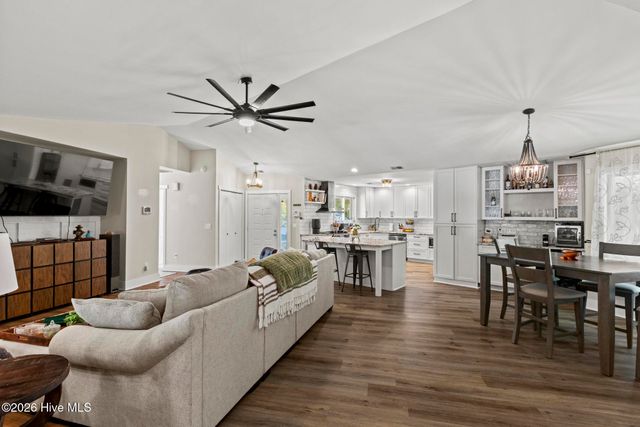216 Hickory Lane, Hampstead, NC 28443