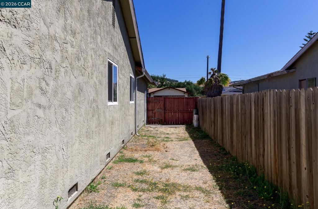 Image 23 of property listing at 154 Radcliffe Dr, Vallejo, CA 94589