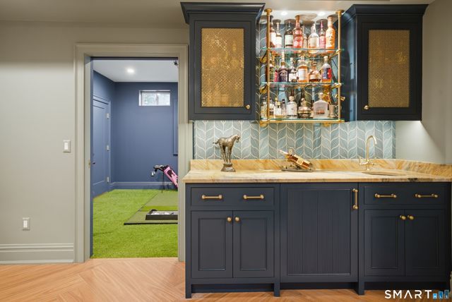 570 Unquowa Road, Fairfield, CT 06824