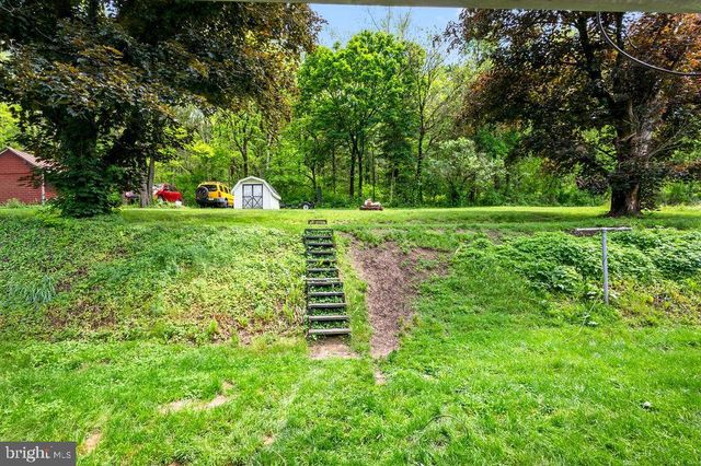 1644 MOSELEM RD, Hamburg, PA 19526