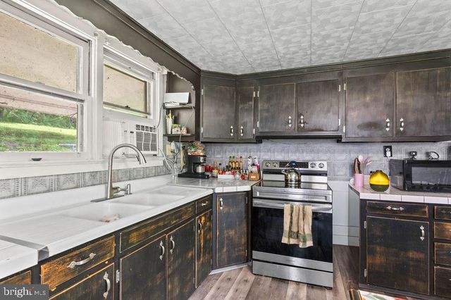 1644 MOSELEM RD, Hamburg, PA 19526
