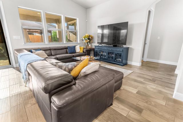 2785 N Armstrong Avenue, Fresno, CA 93727