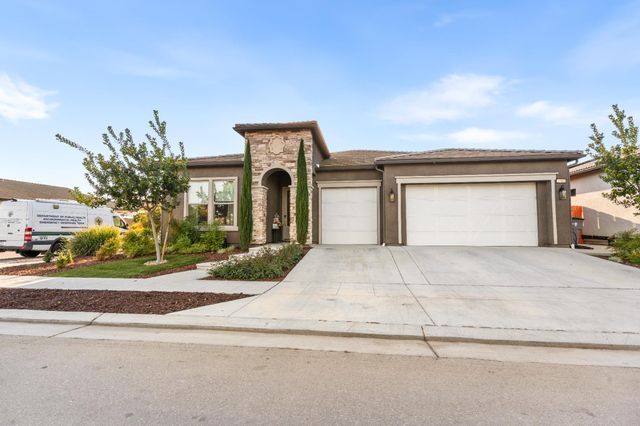 2785 N Armstrong Avenue, Fresno, CA 93727