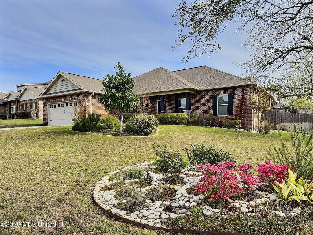 1000 Pelican Cove, Ocean Springs, MS 39564