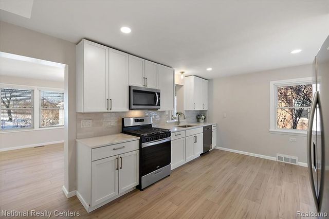 1938 Beverly Street, Keego Harbor, MI 48320